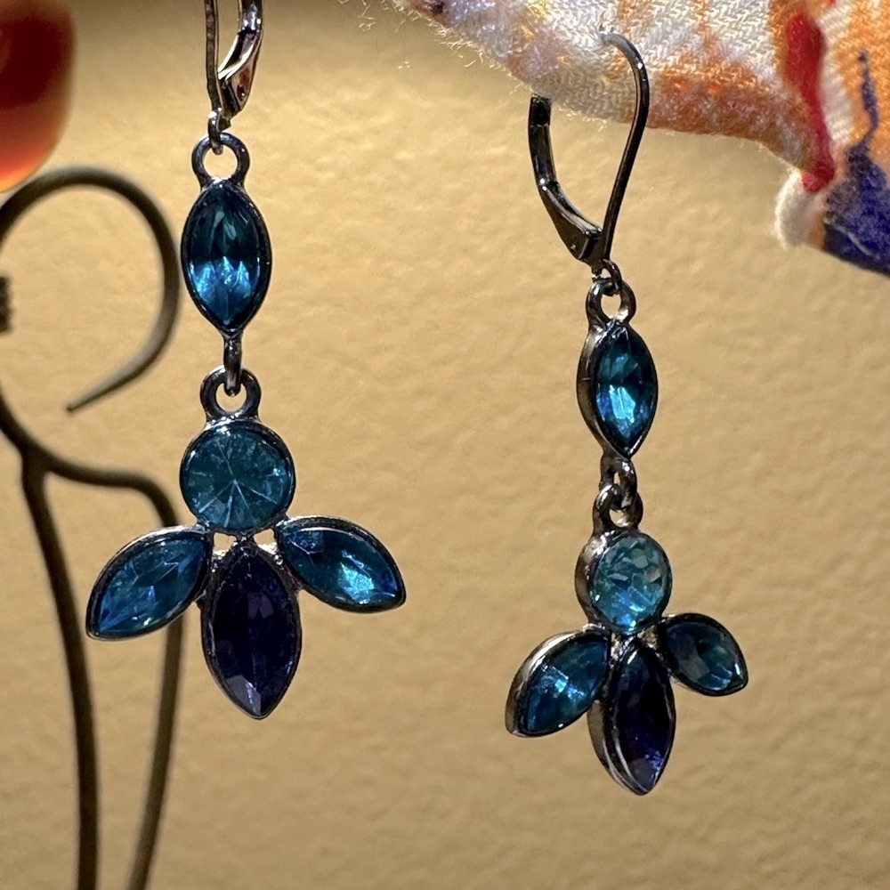 Teal blue dangle earrings - Picture 3 of 5